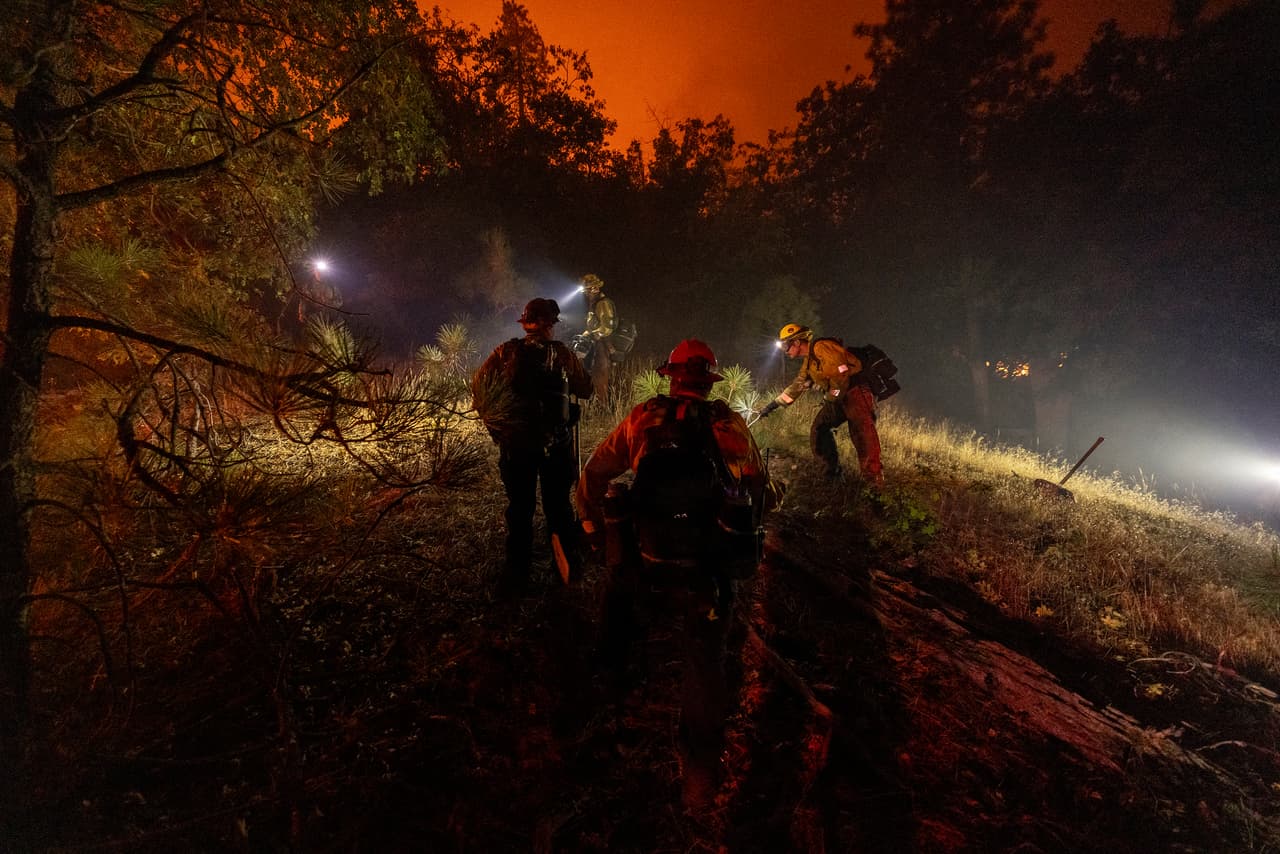 Los fuertes vientos y la baja humedad ayudaron a la propagación del incendio.