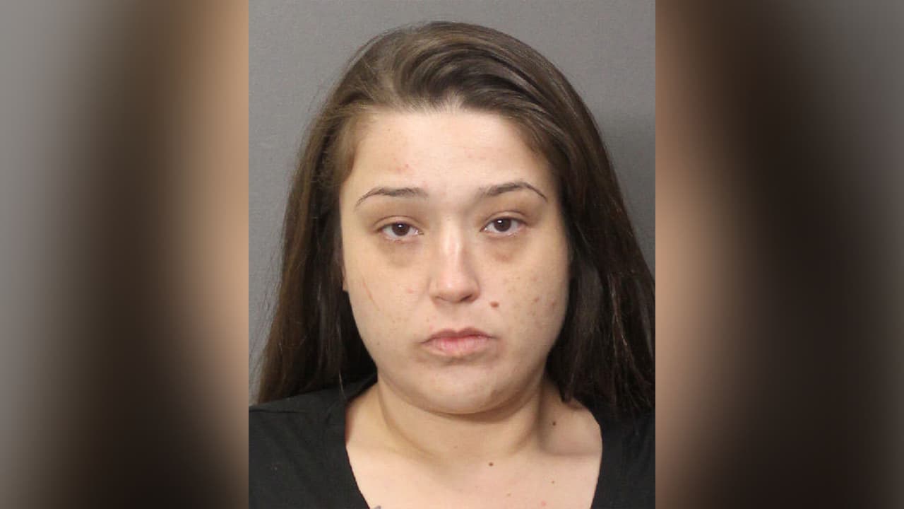 Emmeline Alvarado, enfrenta cargos de posesión de sustancias controladas.