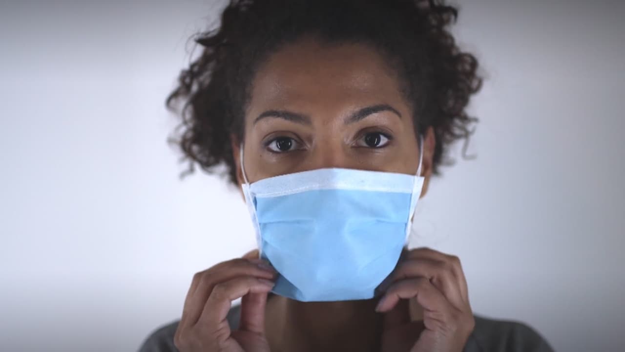 ¿La mascarilla contra el covid-19 también protege contra el humo de los incendios forestales?