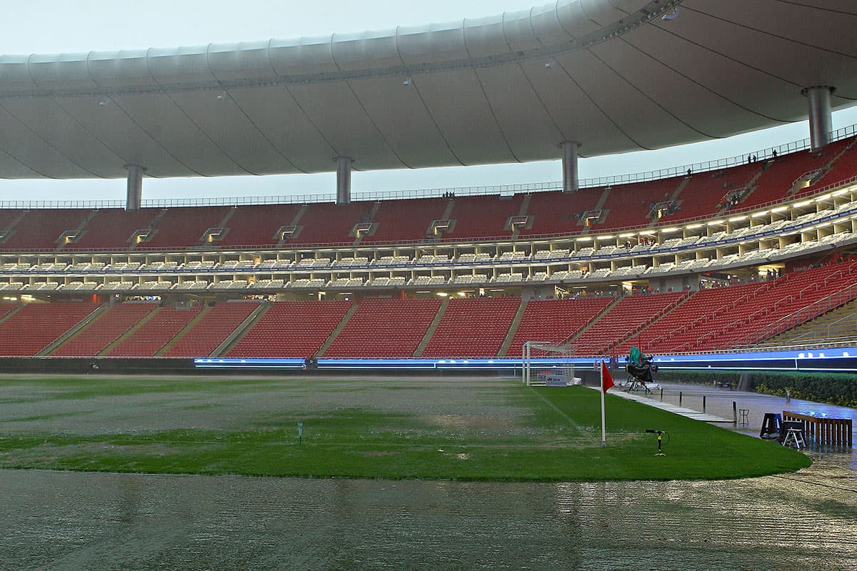 El juego pudo disputarse a pesar de la inundación por una torrencial lluvia en el Estadio Akron dos horas antes de la hora oficial
<b>(<a href="https://www.univision.com/deportes/futbol/liga-mx/en-fotos-bajo-el-agua-el-estadio-de-chivas-a-minutos-del-partido-contra-cruz-azul-fotos" target="_blank">Ver galería</a>)</b>.