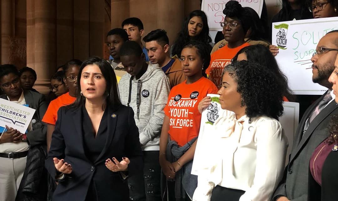 Buscan reducir suspensiones y mejorar disciplina para estudiantes en escuelas de NYC