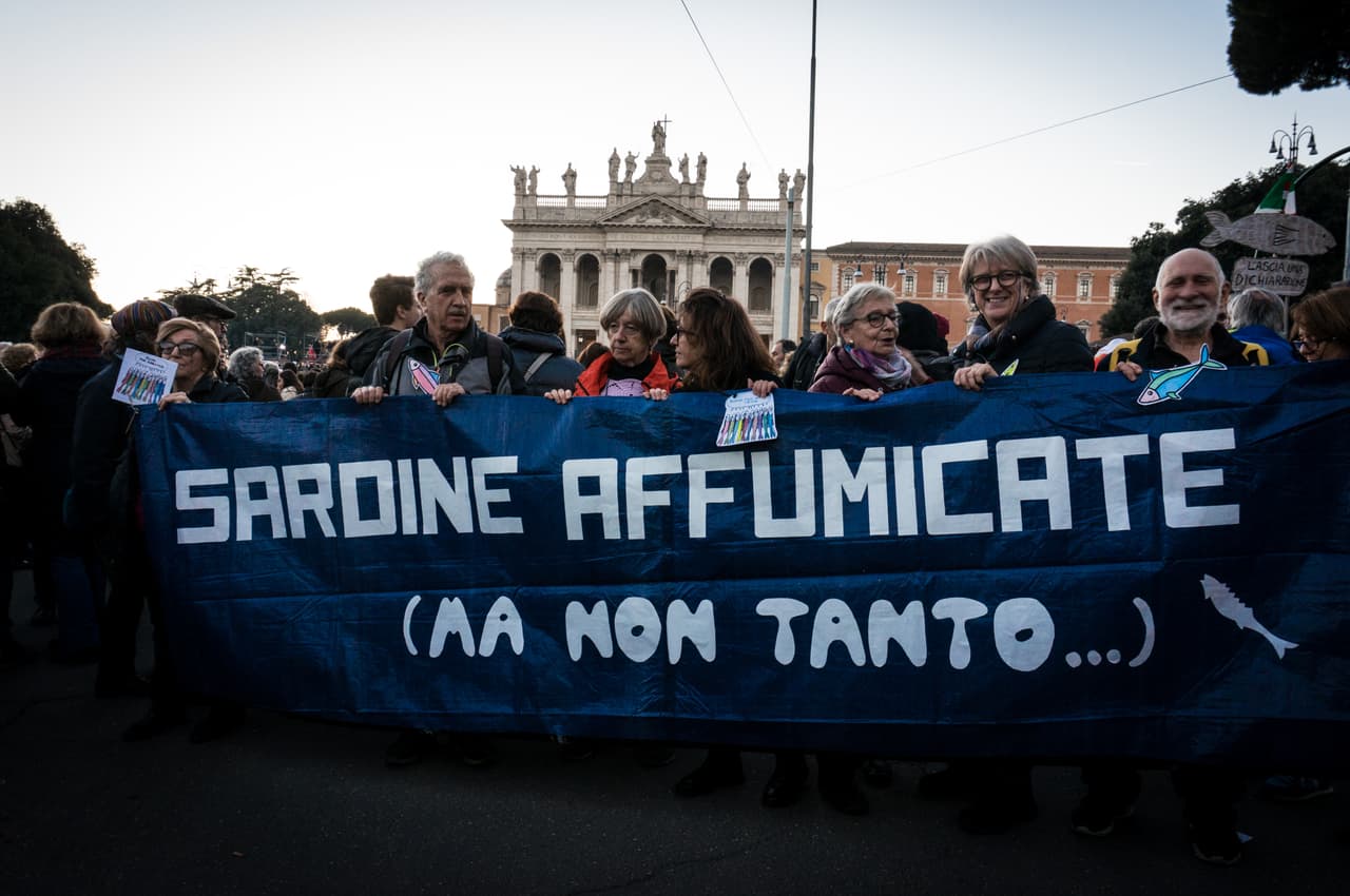 Salvini salió del gobierno en agosto, luego de que no pudiera concretar una coalición para mantenerse en el poder. Durante su gestión introdujo duras leyes para controlar el ingreso de extranjeros (no solo indocumentados). En los últimos meses ha perdido apoyo popular, pero su partido mantiene un 30% de respaldo, según las encuestas.
<br>