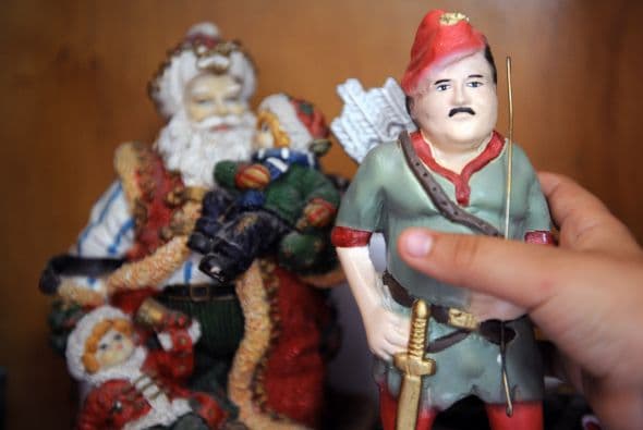 Existen cientos de diseños de estatuillas del narcotraficante.