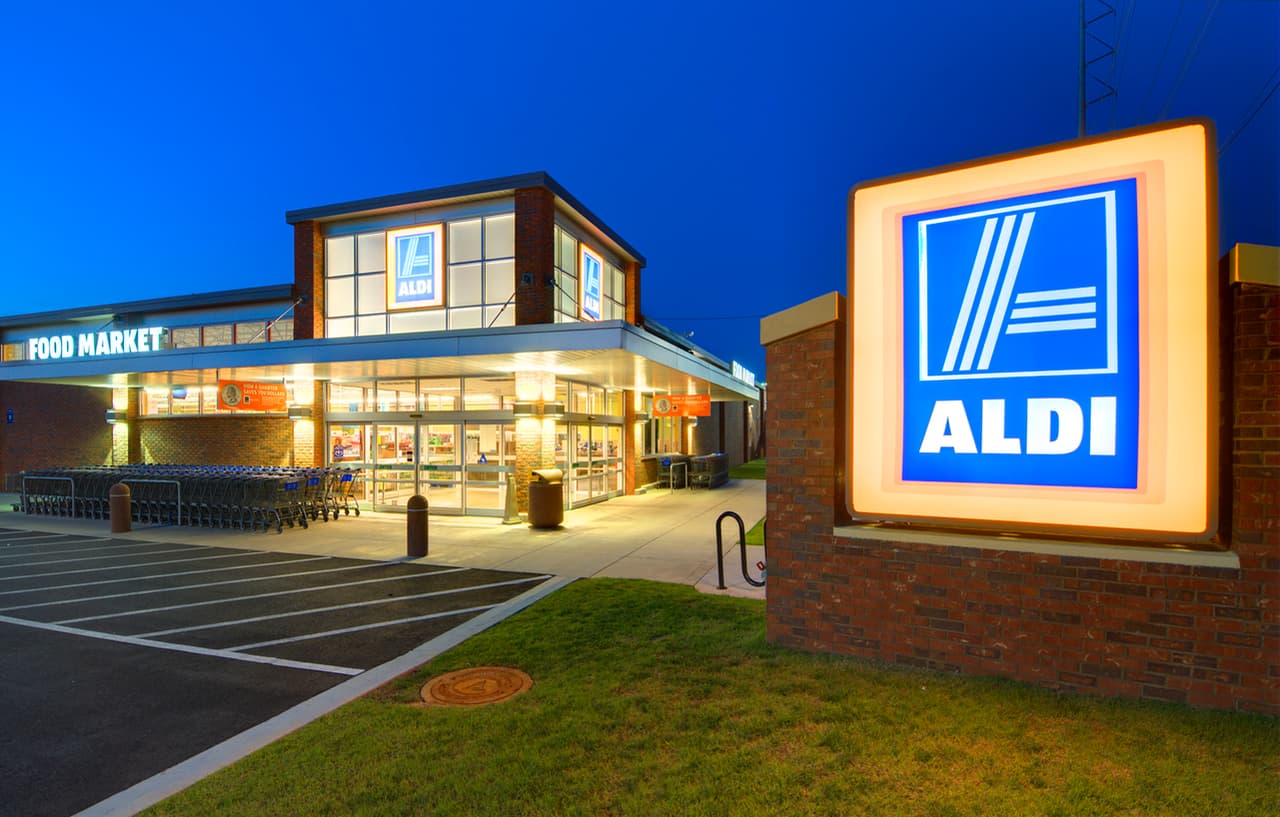 <b>Puesto 12. Aldi </b>
<br>
<br>Porcentaje de energía verde del total que usa: 103%.
<br>
<br>Uso anual de energía verde: 984,430,521 kWh. 
<br>
<br>Industria: supermercados.
<br>
<br>Fuente de energía verde: varias.
<br>