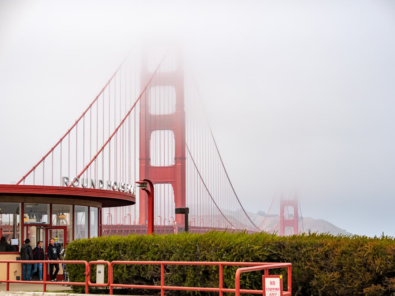 Puesto 1. Golden Gate, 
<a href="https://www.univision.com/noticias/construccion/los-80-anos-del-legendario-puente-golden-gate-fotos-fotos">un área recreativa alrededor del famoso puente entre la ciudad de San Francisco y el condado Marin, en California</a>: 15,223,697 visitas en 2018. Según datos del Servicio Nacional de Parques Nacionales, las áreas recreativas Golden Gatey Blue Ridge Parkway han intercambiado los puestos de primer y segundo lugar en visitas desde 1979.
