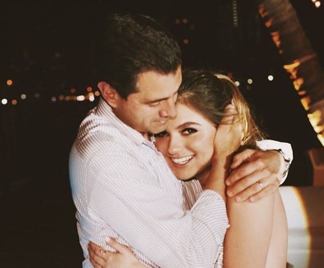 Con motivo del día de San Valentín, la también actriz mexicana de 22 años de edad recordó a sus hermanastros, los hijos del ex Presidente mexicano Enrique Peña Nieto, al que llamaba "Pa2", la abreviatura de "papá 2".