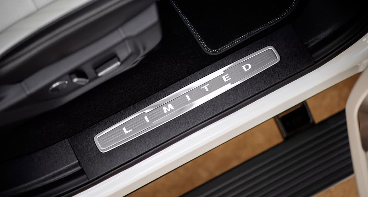 Como no hay oportunidad de mercadeo que merezca ser desperdiciada, no hay manera de entrar en contacto con una Ford Serie-F Super Duty F-450 Limited sin saber 
<b>que clase de vehículo es</b>.