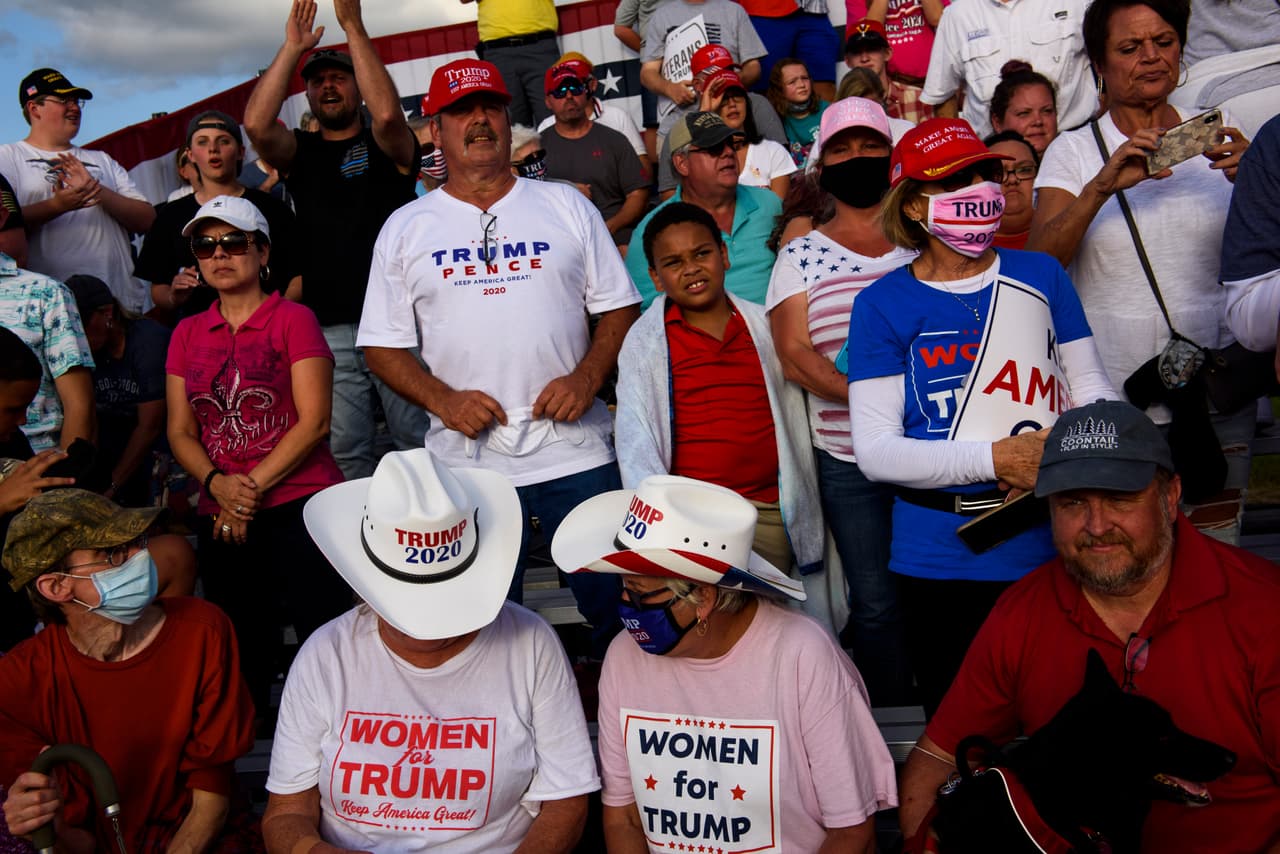 Algunos sin mascarillas o manteniendo el distanciamiento social, más de 10,000 personas asistieron al mitin de campaña, según cifras compartidas por el mismo Presidente.