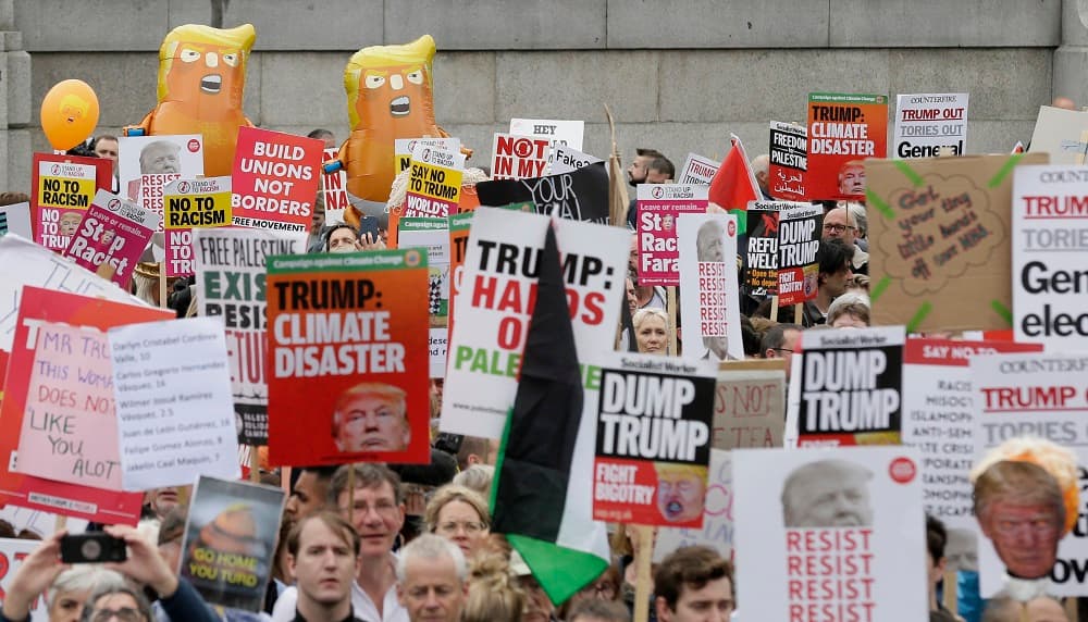 Se espera que el líder del principal partido opositor, el laborista Jeremy Corbyn, se dirija más tarde a los manifestantes "para mostrar solidaridad con aquellos a los que (Trump) ha atacado en EEUU, por todo el mundo y en este país", según adelantó el político izquierdista. En la imagen, un mar de pancartas con lemas contra el presidente estadounidense.