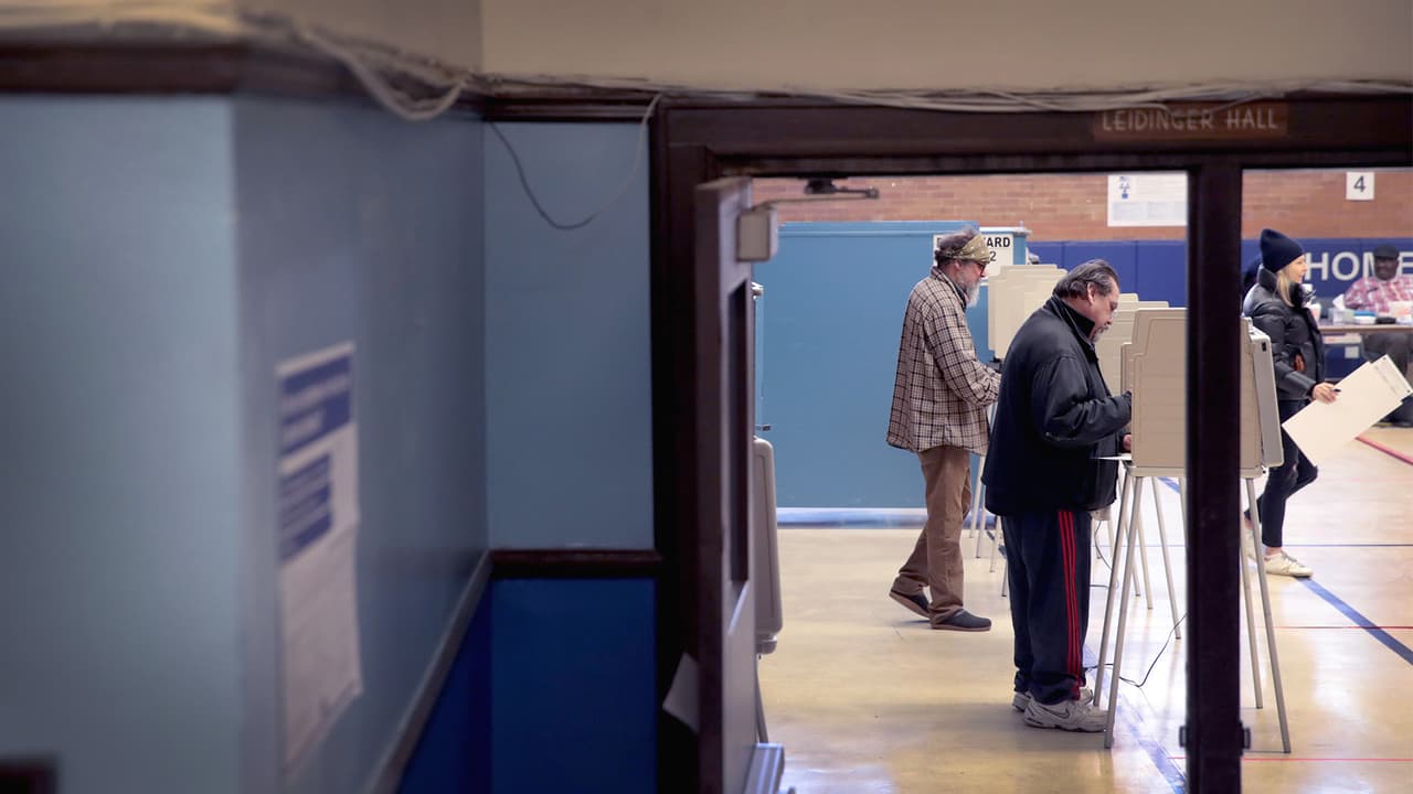 <b>¿Cómo puedes emitir tu voto en Illinois?</b>
<br>En Illinois puedes emitir tu voto
<b>por correo postal</b>, en los
<b>centros de votación adelantada</b>
<b>o en persona</b> el día de las elecciones. Aquí te lo explicamos.