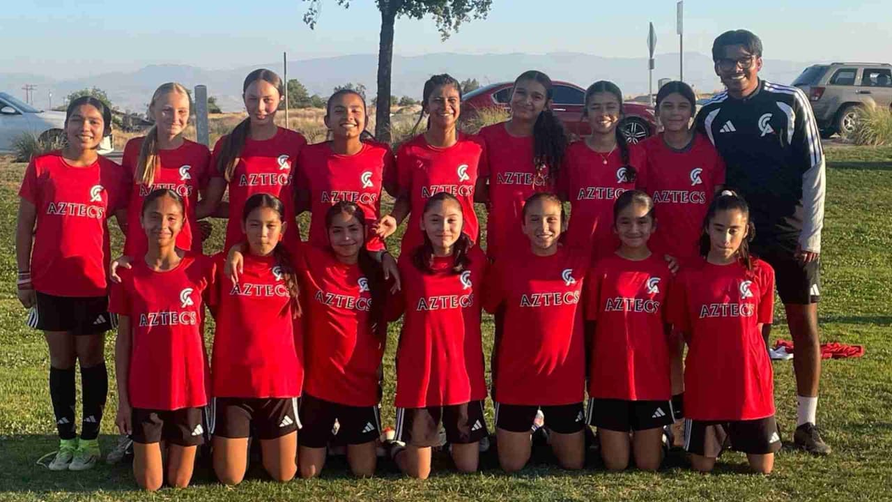 “Trabajamos bien duro”: El mejor equipo de fútbol femenil sub13 en Kern busca ir a las nacionales y hacer historia