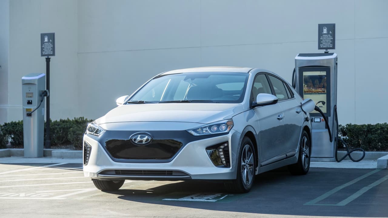 <h3 class="cms-h3-H3">Hyundai Ioniq Electric</h3>
<br>Este espacioso compacto cuenta con autonomía de 124 millas de por carga, menos que competidores como el Chevrolet Bolt o el Nissan Leaf. Las ventas del Ioniq Electric están restringidas al estado de California.
<br>
<br>Precio inicial: 29,815 dólares
<br>
<b>Precio inicial manos el incentivo fiscal: 22,315 dólares </b>