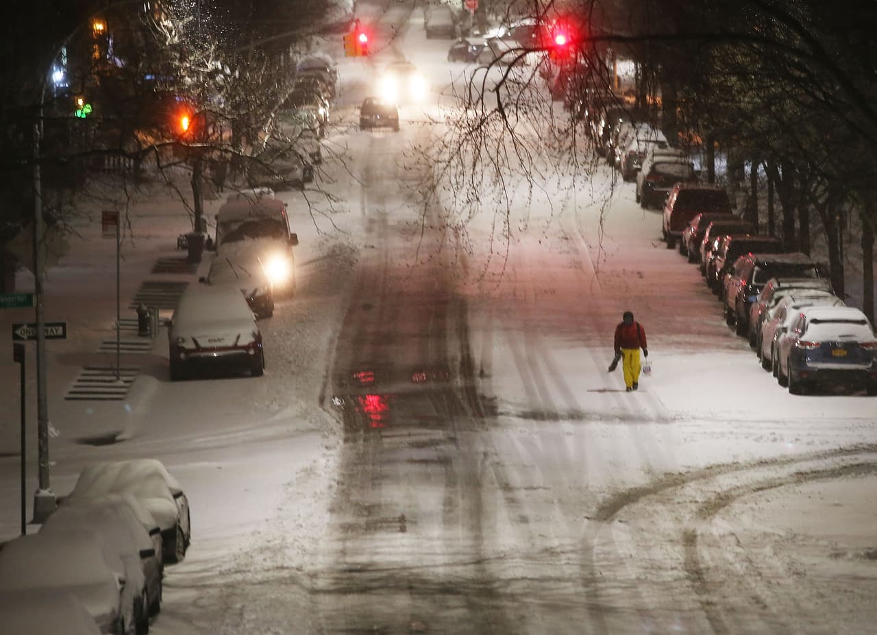 El alcalde De Blasio informó que los camiones del Departamento de Sanidad de la ciudad permanecerán activos limpiando el área durante las horas que dure la tormenta.