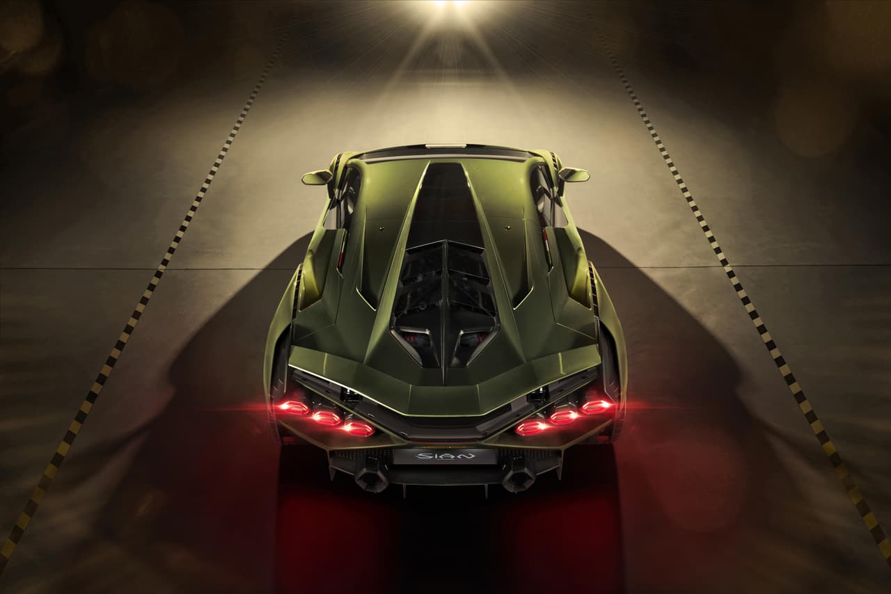 Cada propietario tendrá la posibilidad de personalizar su unidad a través del 
<b>Lamborghini Centro Stile</b> y su programa 
<b>Lamborghini Ad Personam</b>.