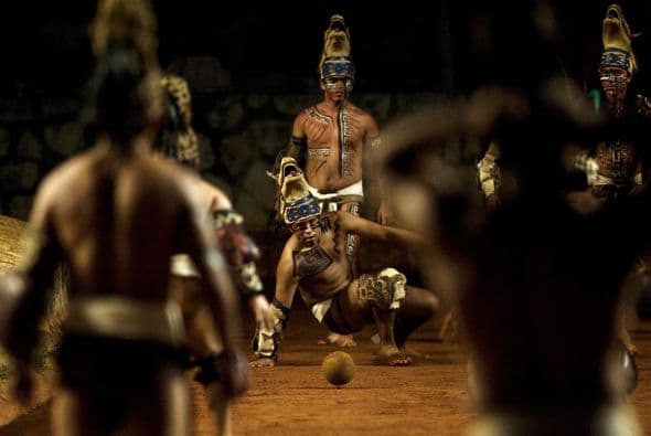 La pelota simboliza el mundo y el aro es el agujero negro que tira de la Tierra, según la visión maya del universo.