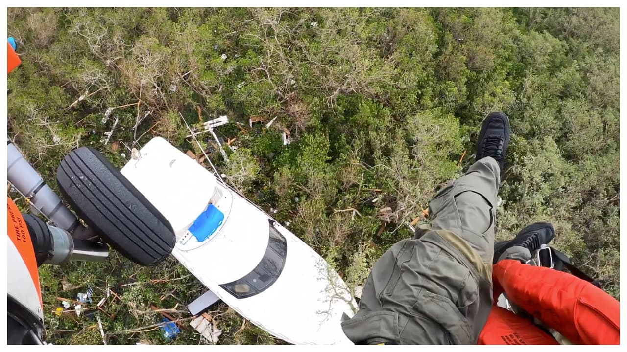 Héroes en acción: Guardia Costera rescata a hombre arrastrado en un yate por el huracán Ian 