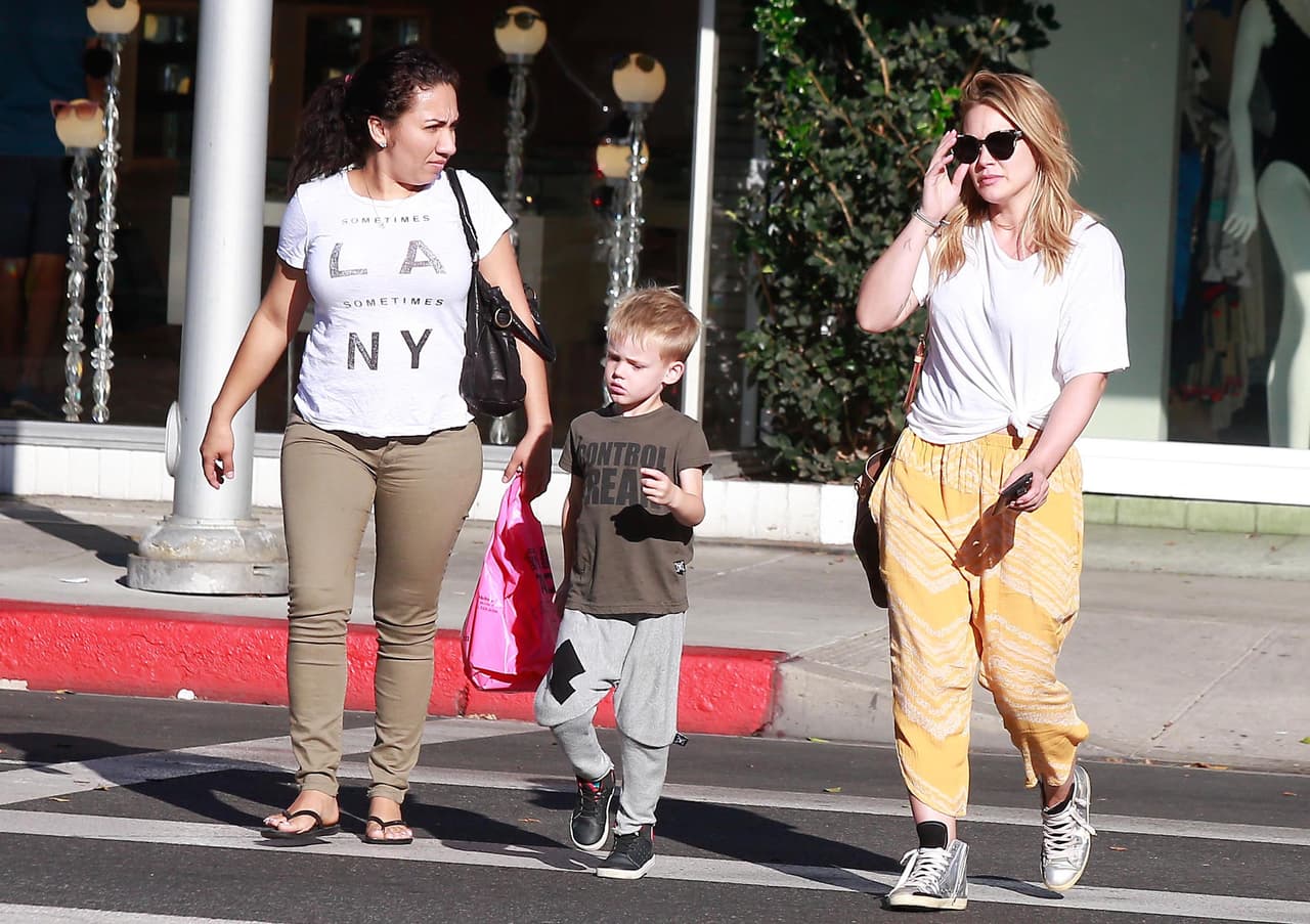 Anda relajada los fines de semana y come helado con su pequeño.