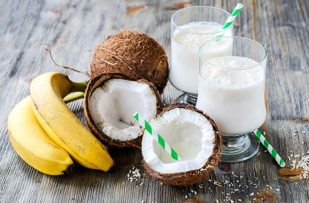 Bebida del coco. Es tiempo de que llegue el sabor de ésta fruta tropical prepara la bebida ideal para el verano, los ingredientes que necesitas son: 1 plátano, ½ coco y el contenido de agua que trae, ½ limón en zumo, 1 vaina de vainilla fresca, jugo de dos naranjas.