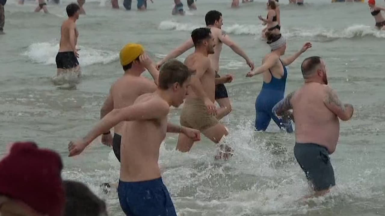 Un nado helado para iniciar el año: cientos se lanzan a las gélidas aguas del lago Michigan