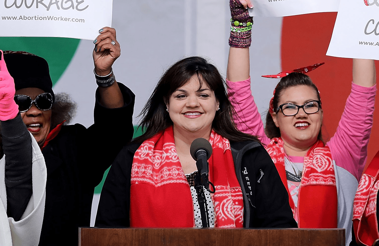 Abby Johnson (oriunda de Rockdale, Texas), activista en contra del aborto legal, participará en la Convención Republicana. Johnson, que antes había trabajado en la organización Planned Parenthood, cambió su opinión al presenciar un aborto en un ultrasonido. 
<br>
<br>"Espero el día en que los norteamericanos dejen de defender criminales", 
<a href="https://twitter.com/AbbyJohnson/status/1297933901298634754?s=20" target="_blank">escribió en su cuenta de Twitter</a>. 
<br>