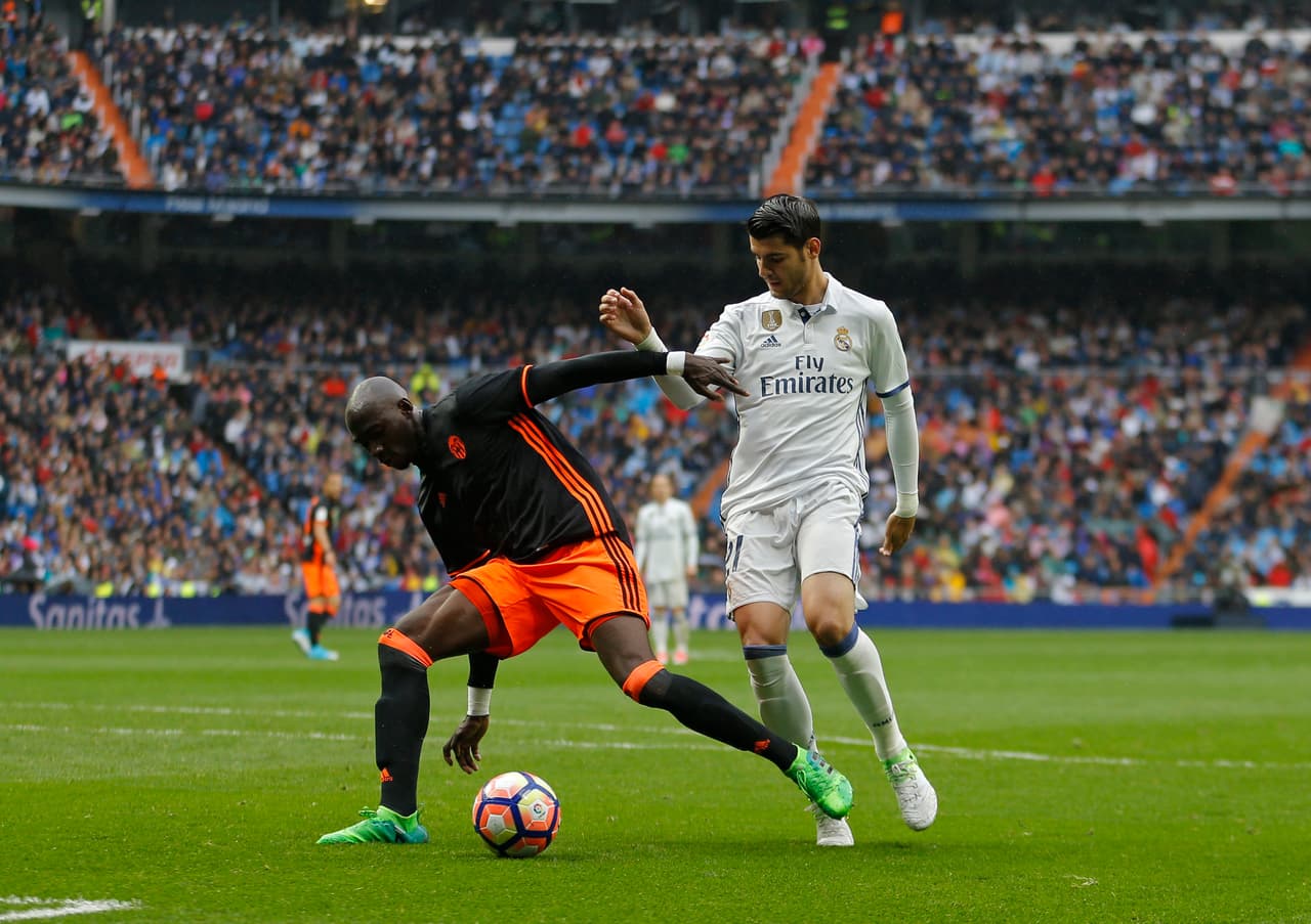 El defensor Eliaquim Mangala, del Manchester City, saldría de forma definitiva al Besiktas.