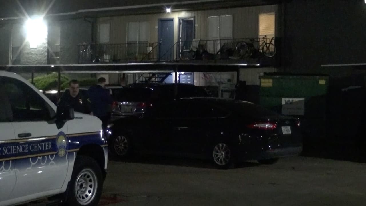 La mujer alega que cuando miró la herida de Freeman quiso coserla y luego llamó al 911.