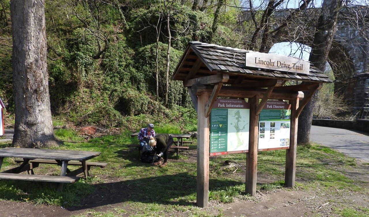 <b><a href="https://fow.org/" target="_blank">Wissahickon Valley Park</a></b>
<a href="https://fow.org/" target="_blank"> </a>:Cuando se trata de disfrutar de una comida tranquila al aire libre en la naturaleza, es difícil vencer al Wiss. A lo largo de sus 1,800 acres, encontrará varias áreas con bancos de picnic y parrillas. 📍 
<a href="https://www.google.com/maps/place/Valley+Green+Road+Parking+Lot/@40.0566551,-75.2140203,15z/data=!4m2!3m1!1s0x0:0x1adb9ce1d0d019fb?sa=X&ved=2ahUKEwiI-b3U0bXwAhW9IjQIHVfZCz8Q_BIwEnoECB0QBQ" target="_blank">Valley Green Road Parking Lot</a> (many other entrances exist), 📞 215-247-0417, ✉️ 
<a href="mailto:kulak@fow.org" target="_blank">kulak@fow.org</a>, 🌐 
<a href="http://fow.org/" target="_blank">fow.org</a>