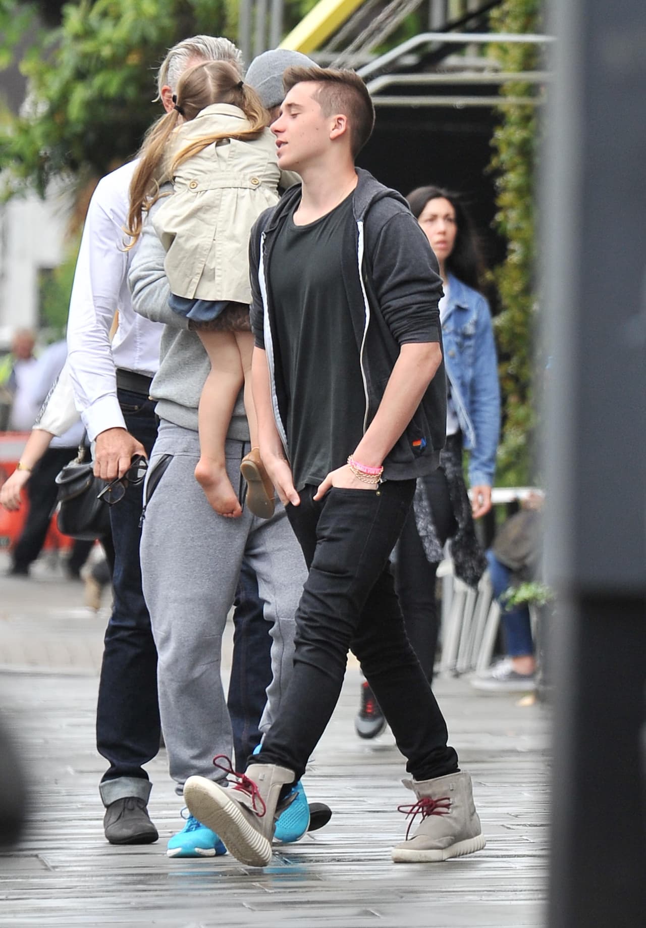 Los tres caminaron por las calles de Notting Hill hasta su auto.