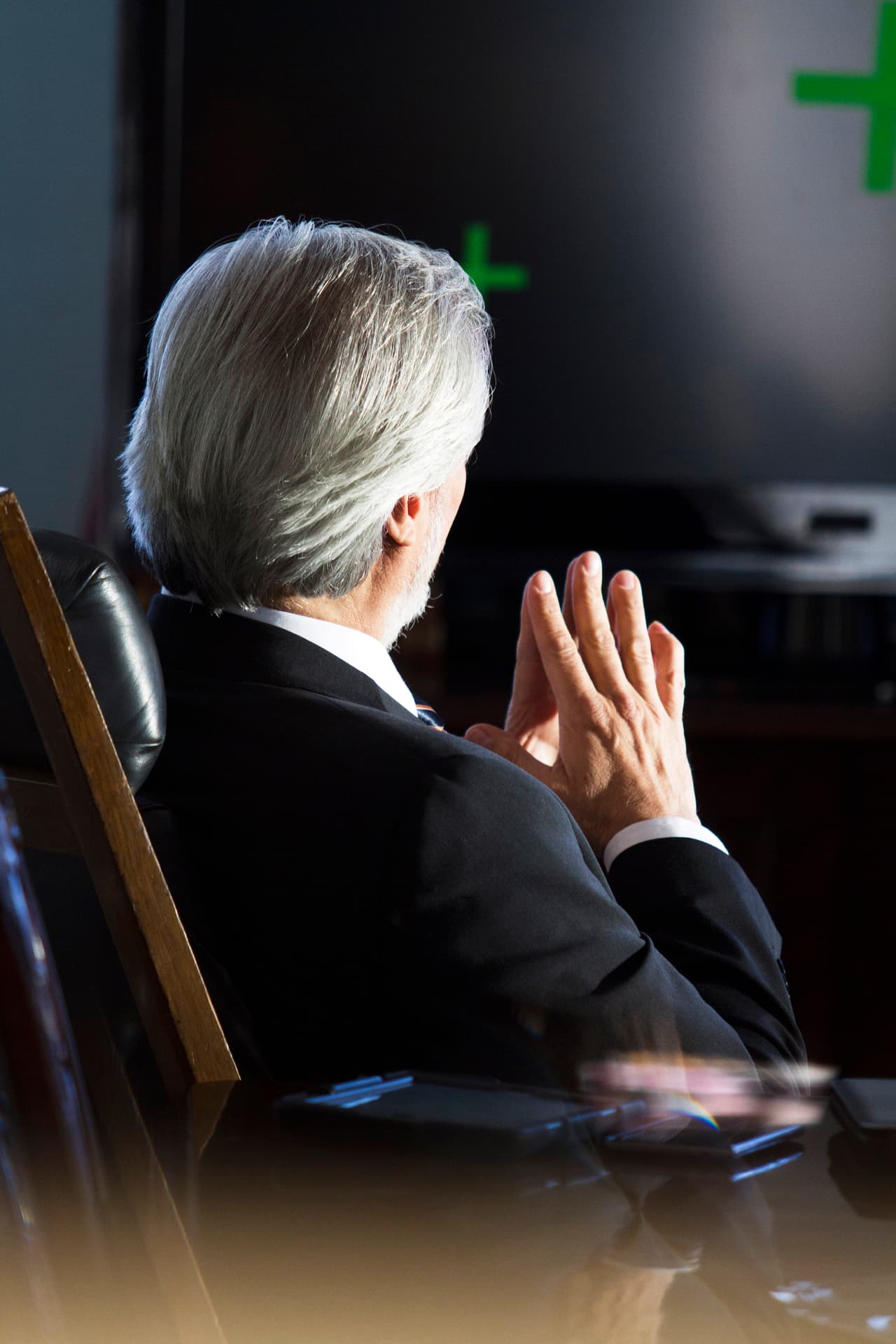 En 
<b><a href="http://www.univision.com/series/la-piloto">'La piloto'</a></b>, la relación entre los hermanos Lucio y el presidente electo de México, Sinisterra, salió a la luz luego de difundirse un video que los mostraba juntos.