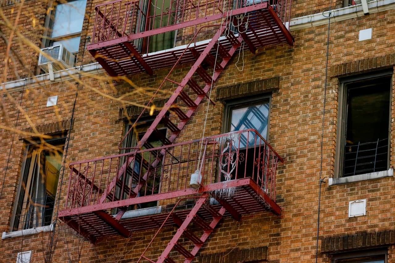 Este es el frente del edificio de apartamentos en donde se produjo el incendio en el barrio de El Bronx. Entre los fallecidos, había cuatro menores entre 1 y 10 años. De acuerdo con el alcalde, además de los 12 muertos, entre los heridos hay cuatro personas en estado crítico que "están luchando por su vida".