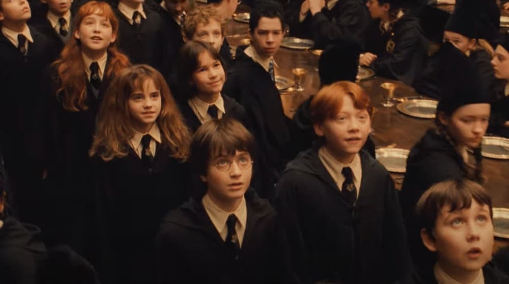 <b>Los uniformes de magos en 'Harry Potter'</b>
<br>En las dos primeras películas era normal ver a Harry, Ron, Hermione y al resto de sus compañeros usando pulcramente el uniforme de Hogwarts, que consta de túnicas, camisas, chalecos y corbatas. Pero todo eso cambió en 'El prisionero de Azkaban'.
<br>
