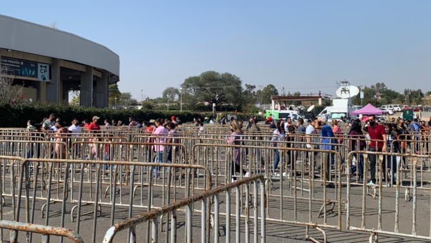 Decenas de personas se congregan en la Arena VFG para darle el último adiós a Vicente Fernández.