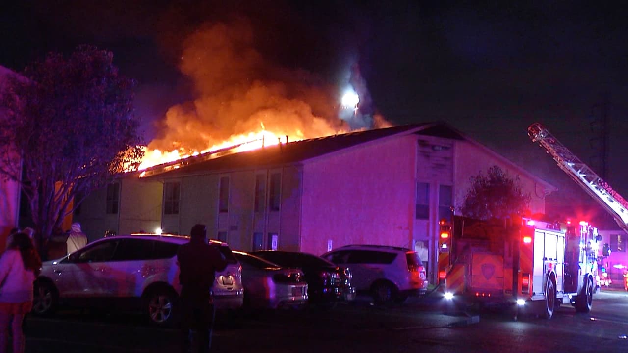 Incendio en apartamentos deja a 20 niños sin hogar en San Antonio 