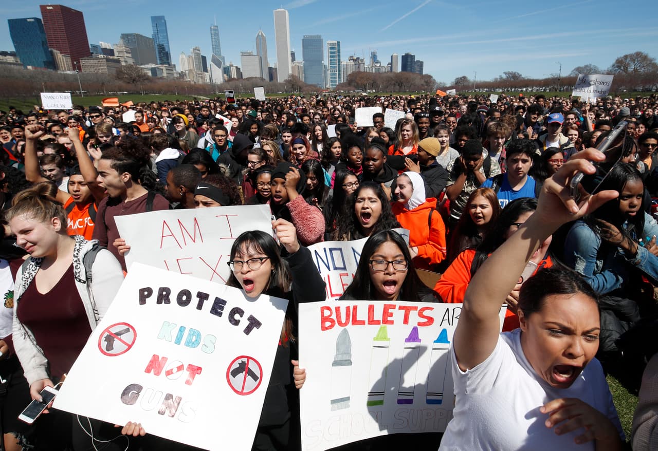 Los jóvenes de Chicago tomaron las calles de su ciudad para alzar la voz contra las masacres en centros educativos.