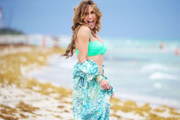 Durante la filmación del video musical de El Gordo y la Flaca para el Mundial de Futbol, Lili apareció guapísima.