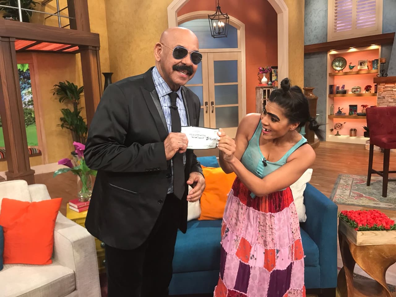 Asunto arreglado. Mela es hija de Wilfrido Vargas y el cheque es de ella.