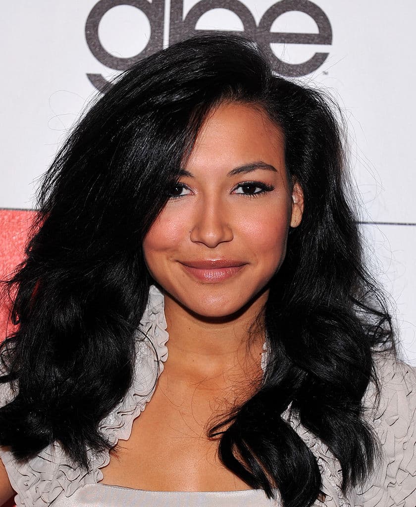 <b>Naya Rivera</b>
<br>La actriz, famosa por su papel de Santana López en la serie 
<i>Glee,</i> desapareció 
<a href="https://www.univision.com/famosos/naya-rivera-hijo-extrana">con su pequeño hijo</a> en julio de 2020, en el Lago Piru, California.