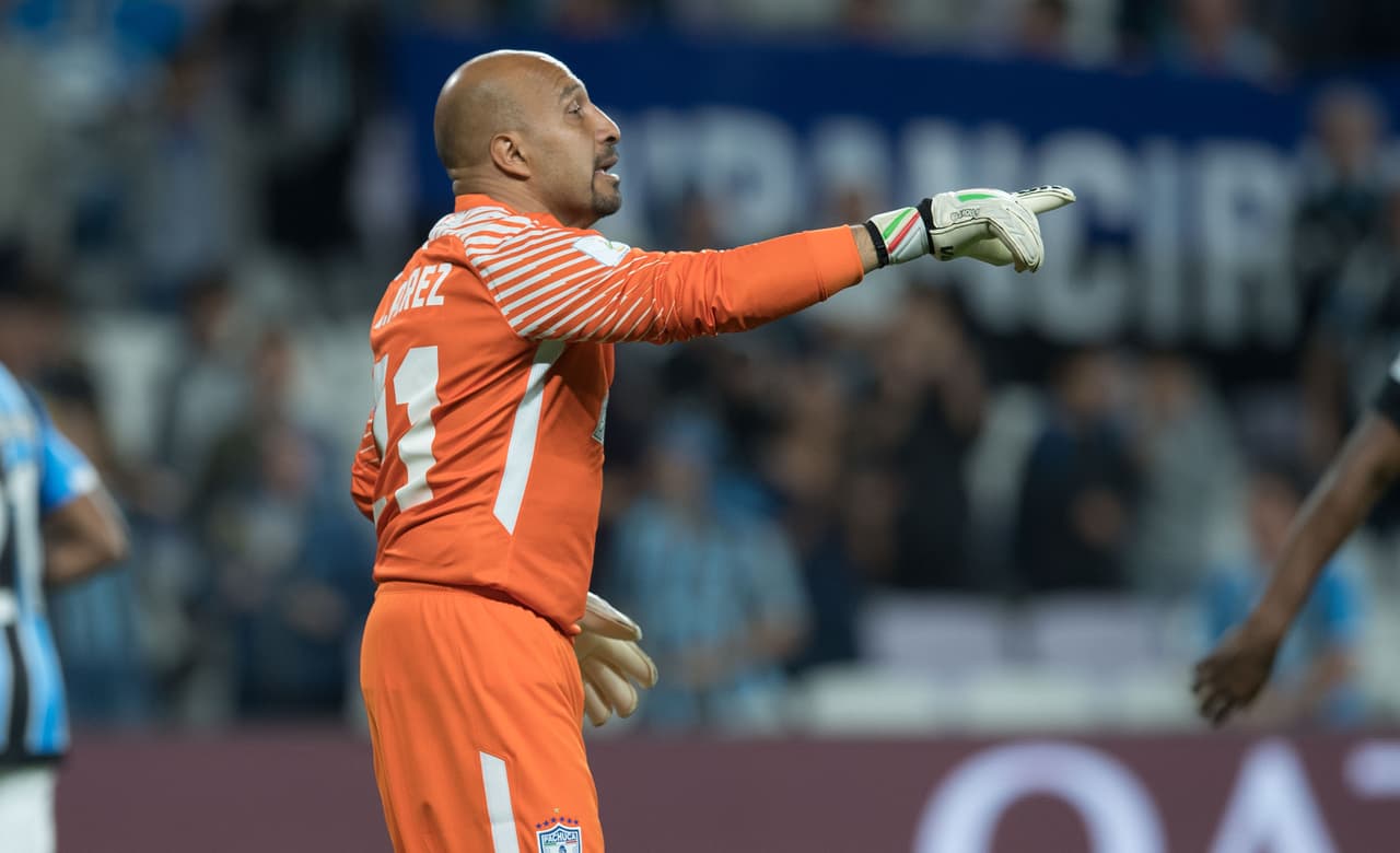 Gran reacción del experimentado portero, que se ayudó del palo izquierdo de su arco para salvarlo.