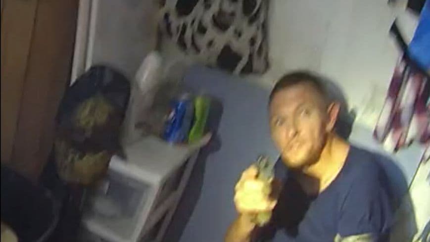 Revelan imágenes del tiroteo de agentes contra un sospechoso que los apuntó con un arma en Dover