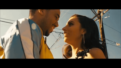 Así que ya sabes, un buen sentido del humor enamora a este bombón.