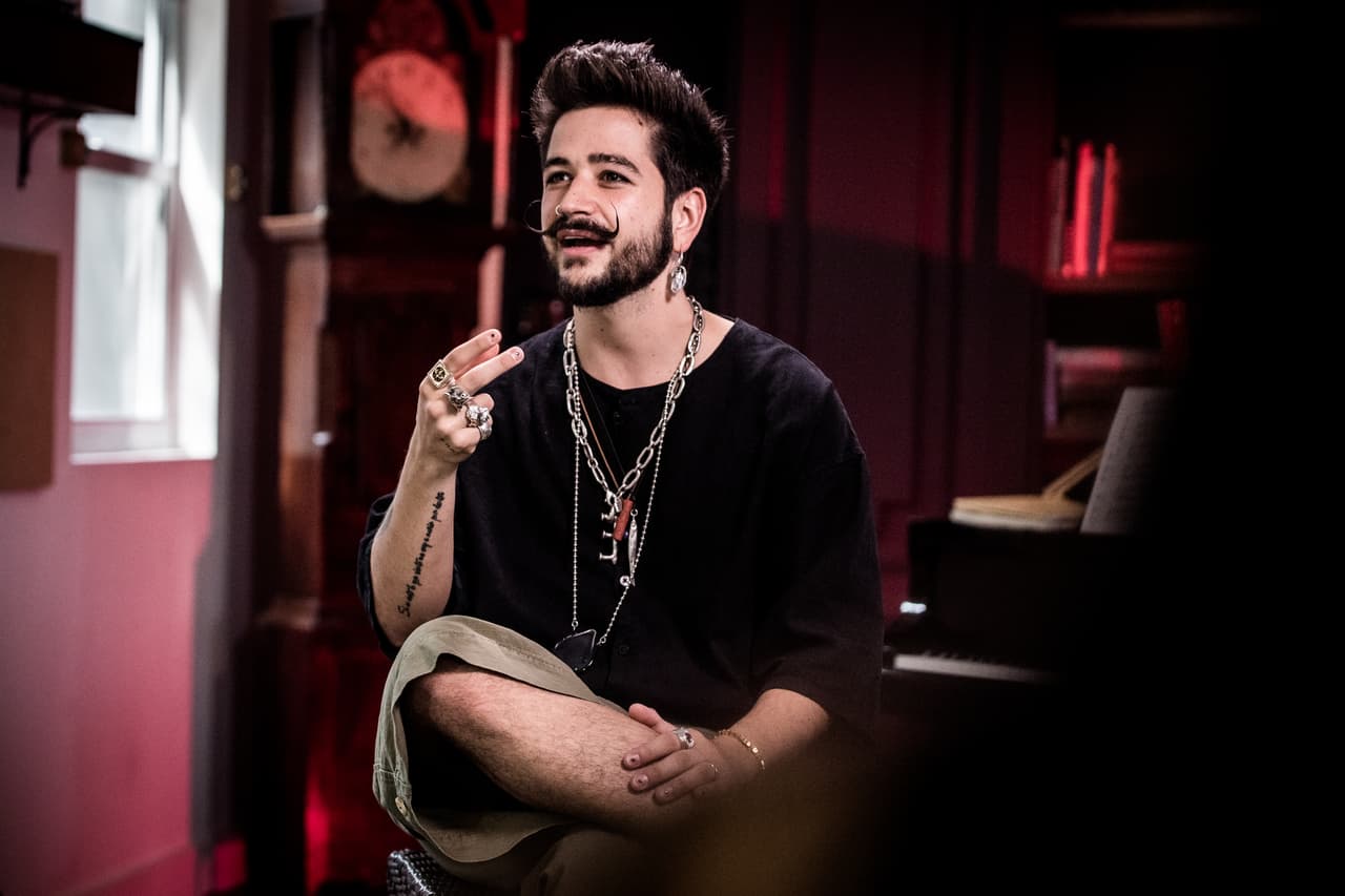 <b>Le gusta regalar a los suyos los premios que se ha ganado:</b>
<br>
<br>“Yo esos premios quiero recibirlos y regalárselos a mis papás, a mi hermana, a mis suegros, a mi manager y a mi equipo, porque yo no me puedo levantar todos los días y mirar a la chimenea, ver los premios, y acordarme de que tengo que tener miedo de que este disco no me de 5 premios como esos. Yo quiero sentir la bendición de llegar el año que viene a los premios, y decir ‘Dios, si es ninguno, gracias.’”