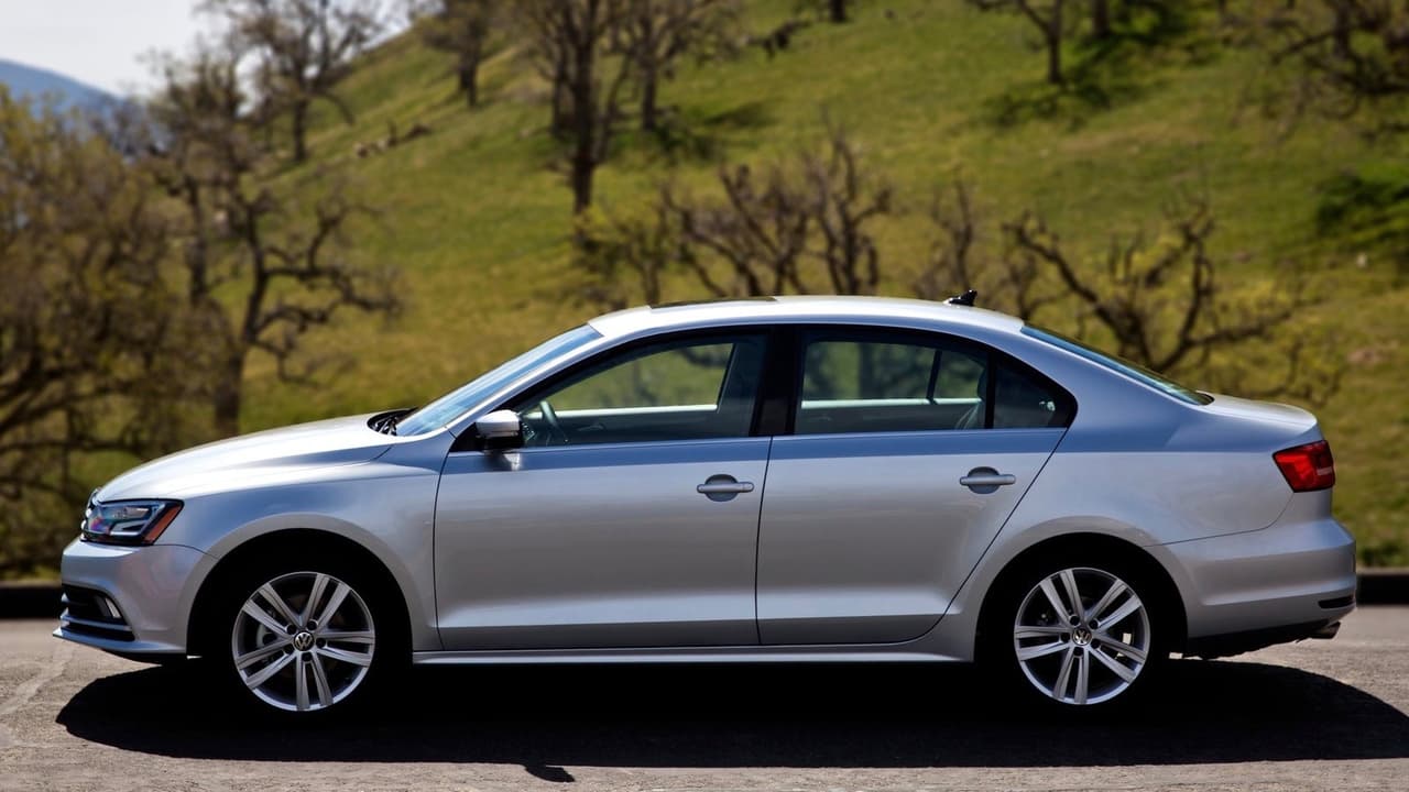 <h3 class="cms-h3-H3">7. Volkswagen Jetta</h3>
<br>
<br>Su enorme asiento trasero en si mismo ya es una buena razón para poseer un Jetta, pero sus dinámicas de manejo excepcionales para su tamaño y su hermoso aunque parco diseño lo hacen un auto que supera al promedio en su categoría. El Jetta sufre por efecto de sus competidores, especialmente el Honda Civic y el Toyota Corolla pero no por ningún defecto inherente a su diseño. El Jetta fue sustituido en 2018 por un modelo totalmente nuevo.
<br>
<br>Según iSeeCars.com con un precio promedio de 13,157 dólares para una unidad de 3 años de uso y un factor de depreciación de 48.1% el Volkswagen Jetta es la séptima mejor opción como carro de segunda mano con poco uso en el país.