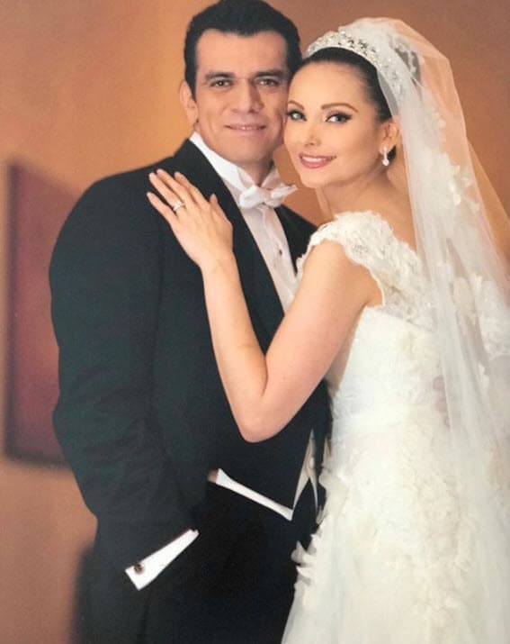 Elizabeth Álvarez y Jorge Salinas se unieron en matrimonio el 15 de octubre de 2011. La actriz asegura que no se veía con nadie más llegando al altar, "con la única persona que yo me podía casar en el mundo era con Jorge y todavía lo digo, porque no era mi meta ni casarme ni tener hijos".