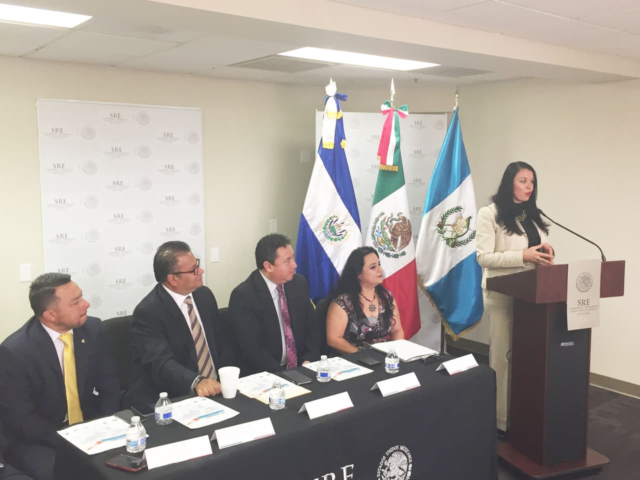 La abogada de inmigración, Claudia Arévalo, junto a los cónsules de México, Guatemala y El Salvador en Tucson.
