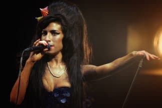 La cantante 
<a href="https://www.univision.com/temas/amy-winehouse">Amy Winehouse</a> era conocida por su voz grave, su abultado peinado, sus destructivas relaciones y también por sus adicciones. Se cumplen diez años desde que fuera hallada muerta muerte en su casa de Camden Square, al norte de Londres. Y la noticia sacudió al mundo. 
<br>
<br>