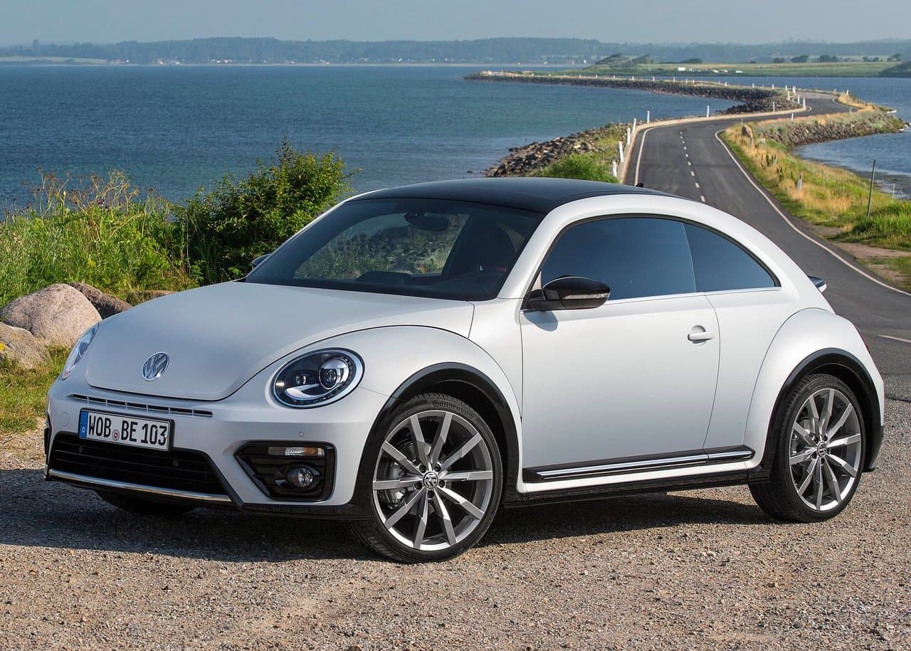 <b>Volkswagen Beetle</b>
<br>
<br>En 1998, Volkswagen generó gran entusiamo entre los compradores cuando revivió a su modelo más icónico bajo el nombre de New Beetle. Luego, con la llegada de su segunda generación en 2012, su nombre cambió a solo Beetle y adoptó un estilo más agresivo para llamar la atención de otros. Sin embargo, ya en ese entonces, la emoción se había ido; y ahora, se trata del modelo con el volumen más bajo en el portafolio de Volkswagen. No cabe duda de que su adiós genera mucha nostalgia.
<br>
