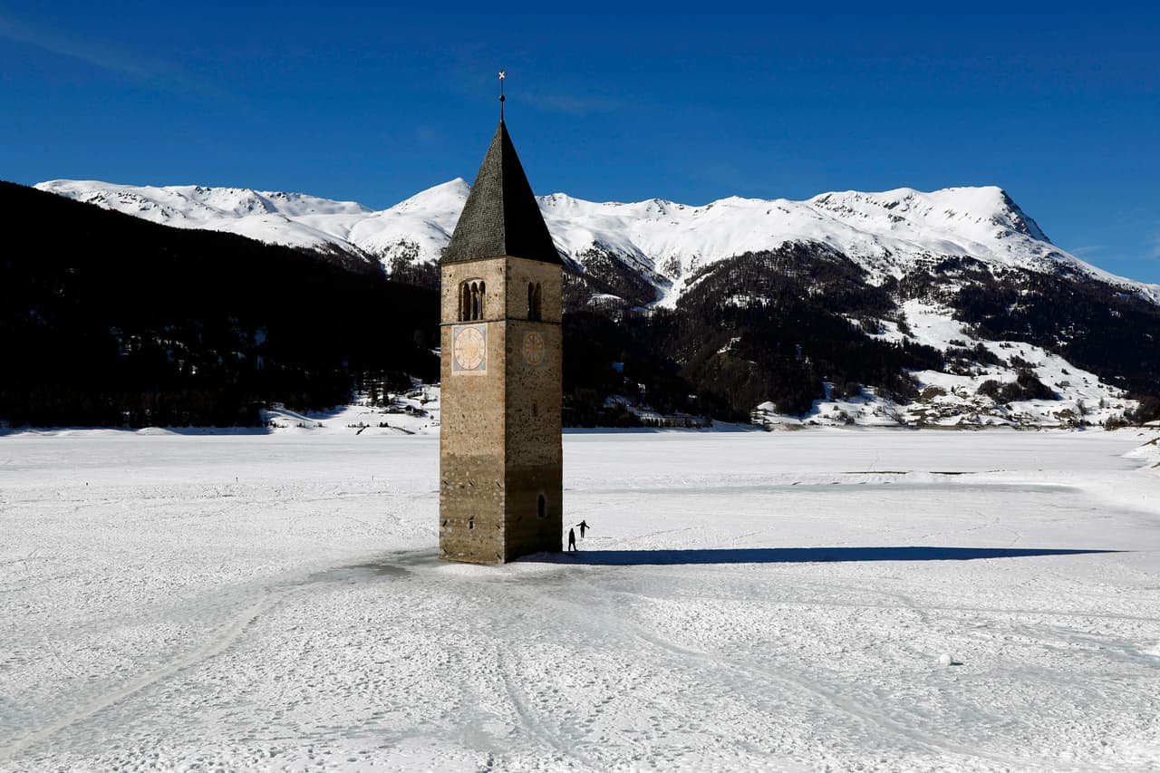 En el crudo invierno de esta región de Los Alpes, los visitantes pueden caminar por el lago congelado y llegar hasta los restos de la iglesia sobre la superficie.