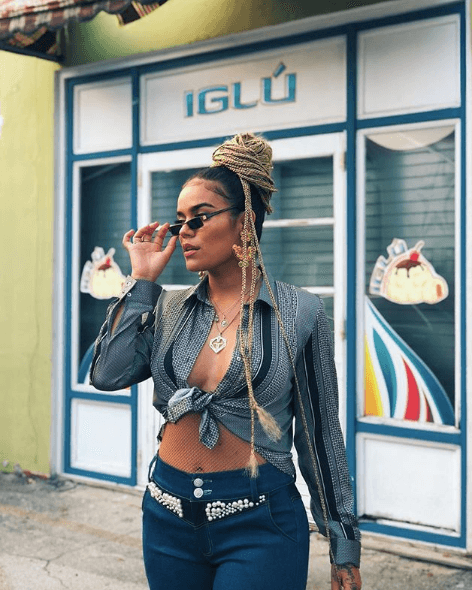 La artista colombiana también sale con sus gafas para los videos de sus canciones.