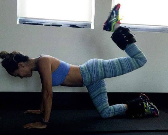 Aquí la vemos haciendo su serie de ejercicio para levantar los glúteos.