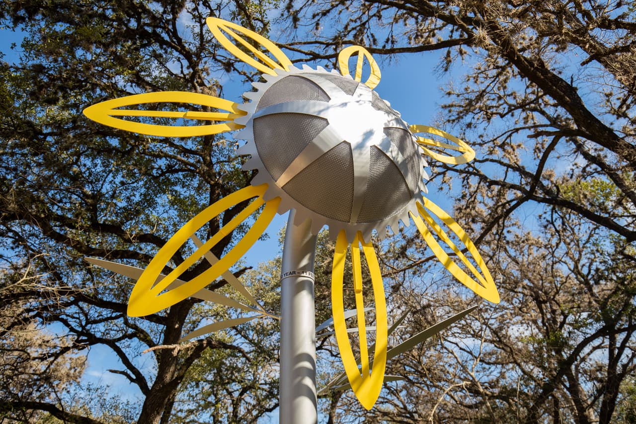 Según la artista, la serie 'Bloom' sirve como conectores de senderos y marcadores de orientación.